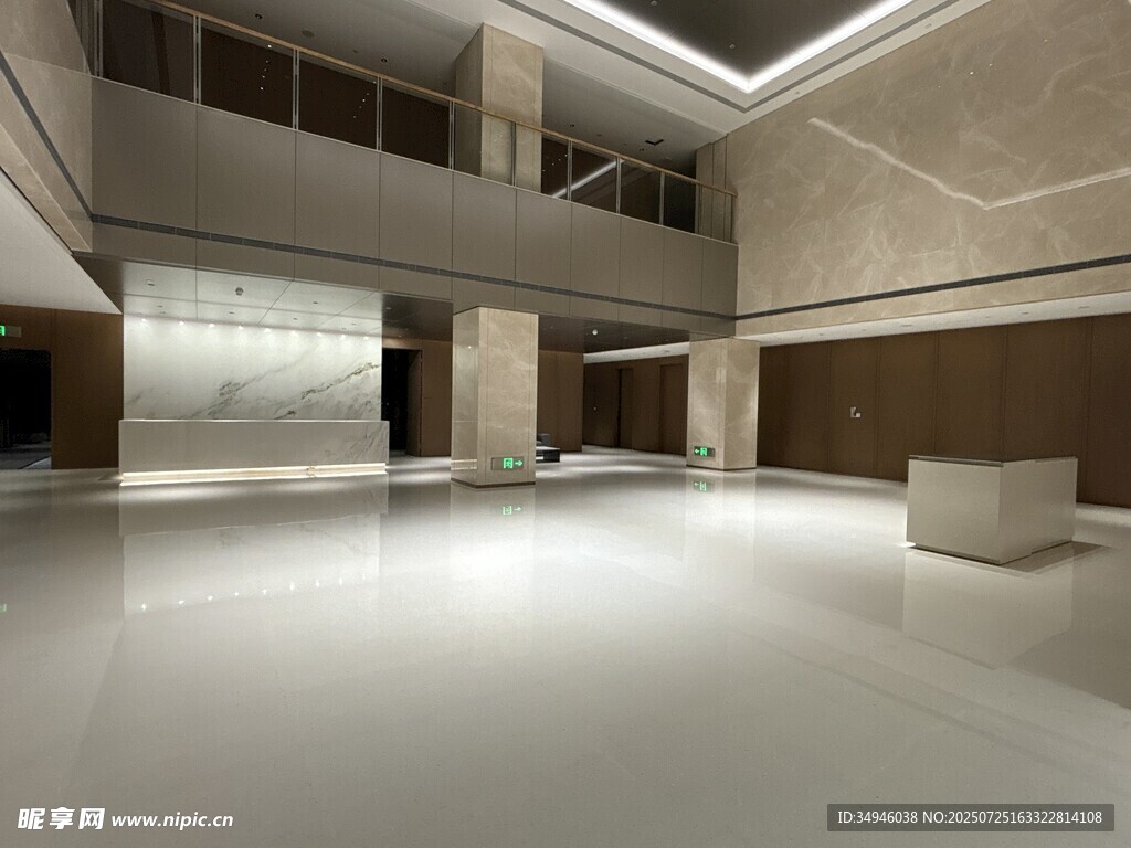 现代简约风格空旷室内空间