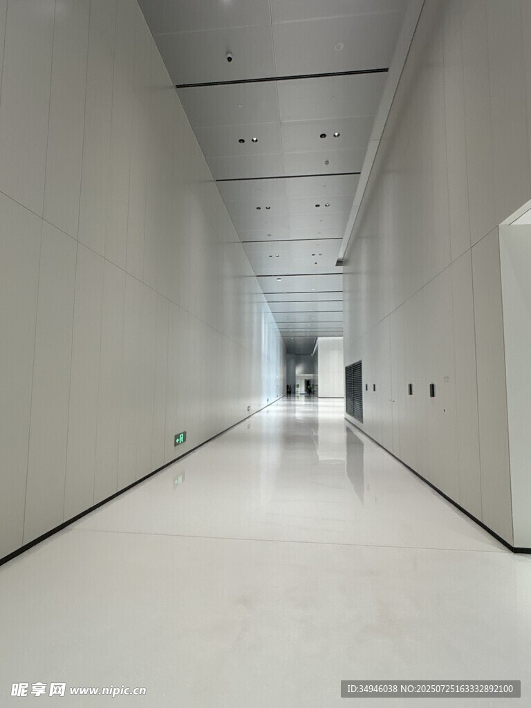 现代简约风格的空旷走廊