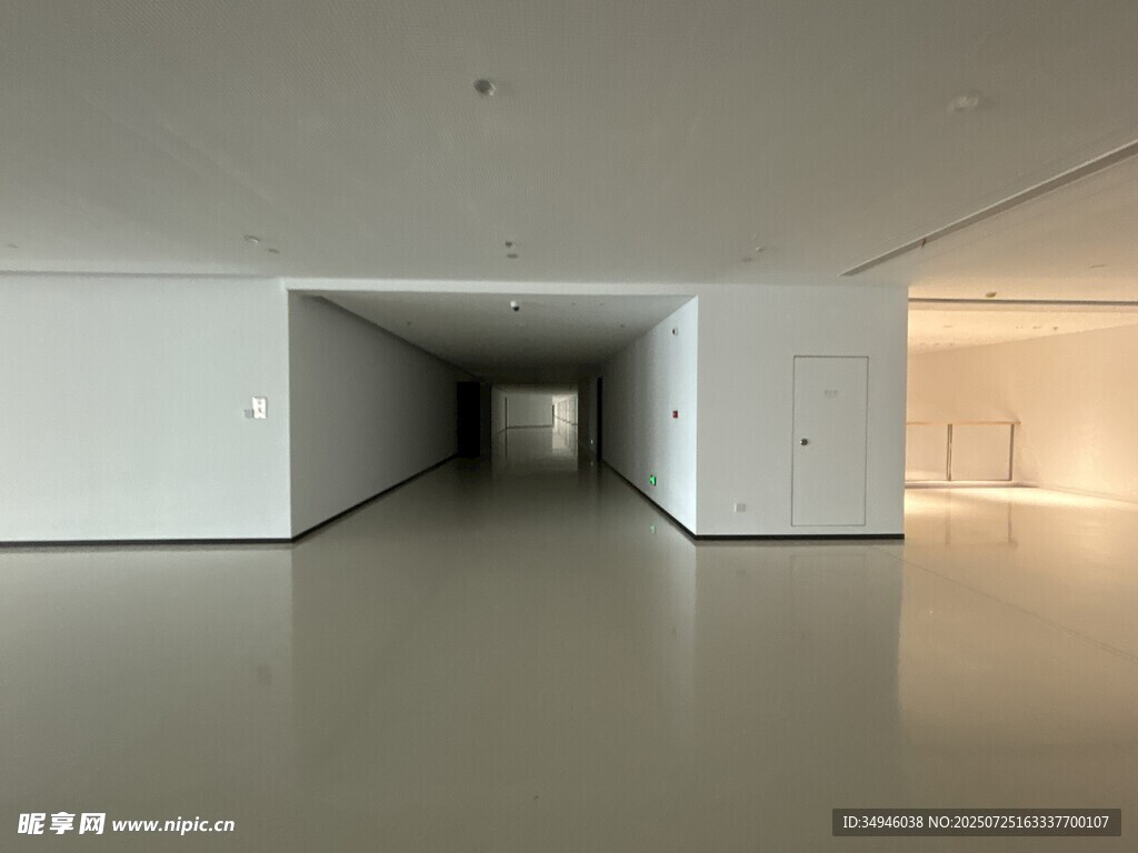 空旷简约的室内走廊空间