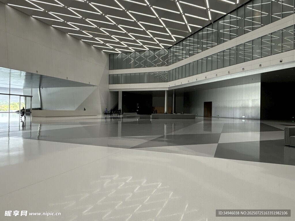 现代宽敞的室内大厅空间