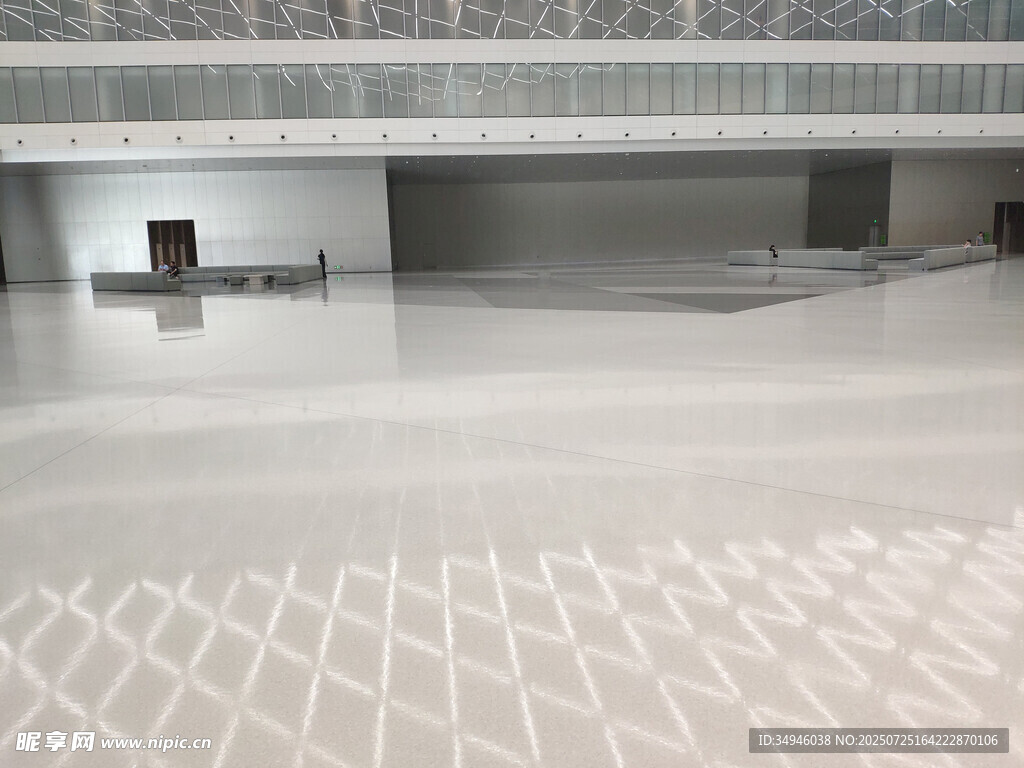空旷洁净的室内地面空间