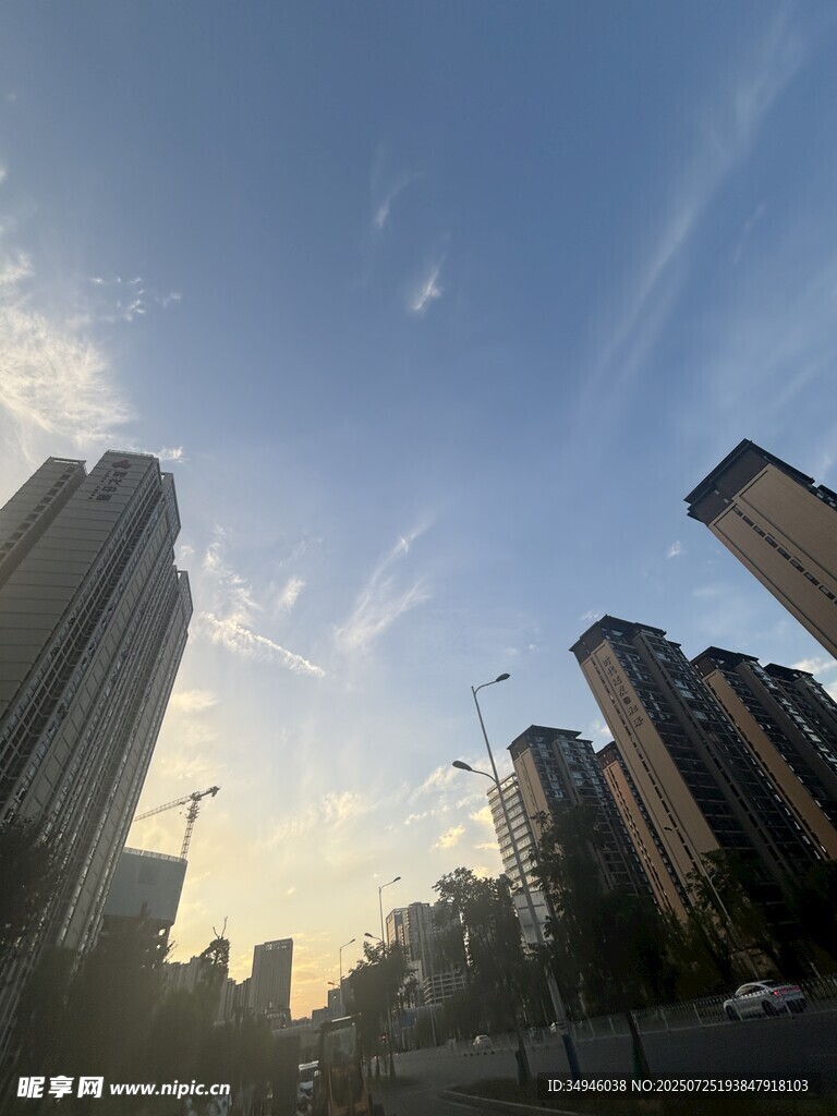 城市高楼与蓝天美景