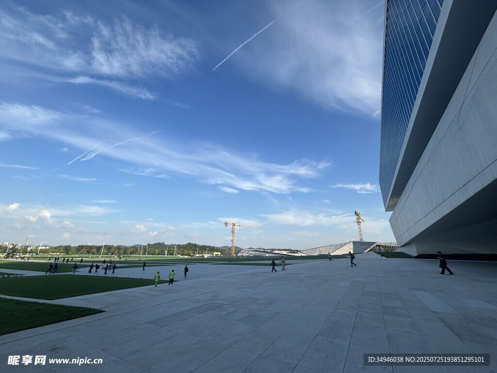 现代建筑旁的开阔户外空间