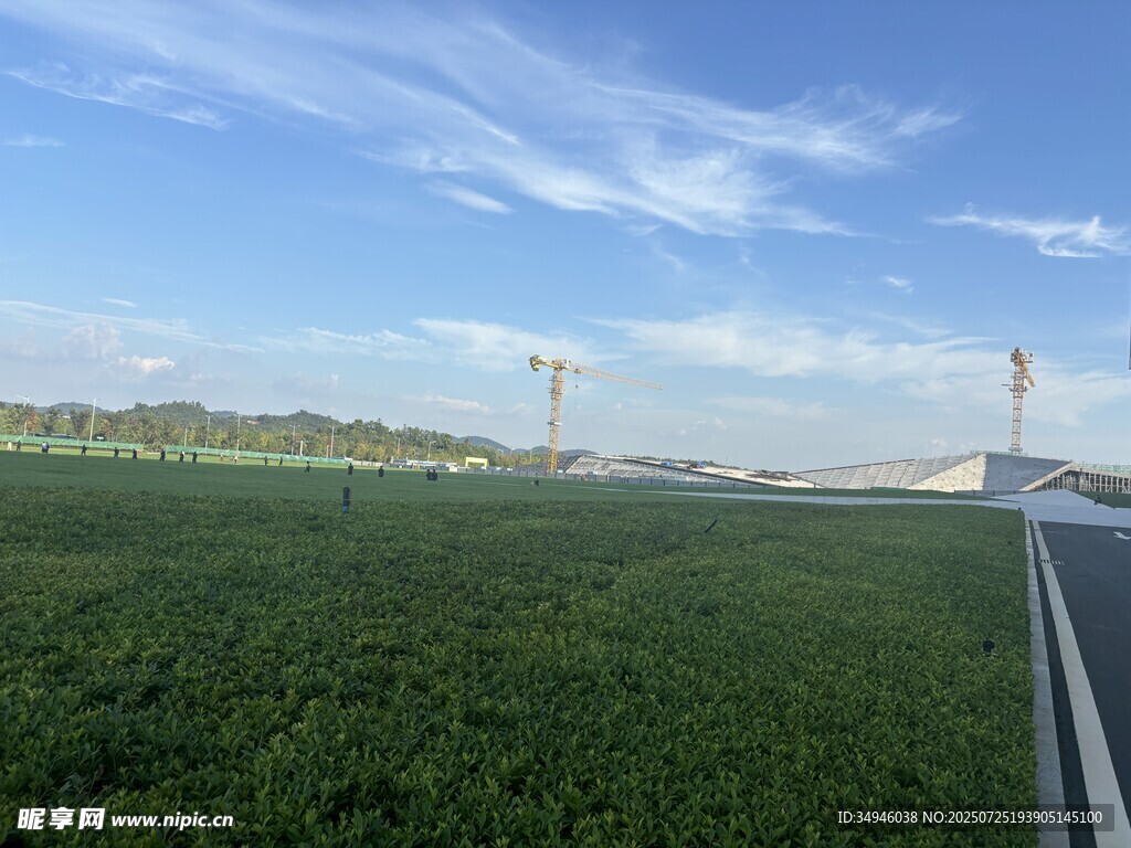 广阔田野与远处烟囱景象