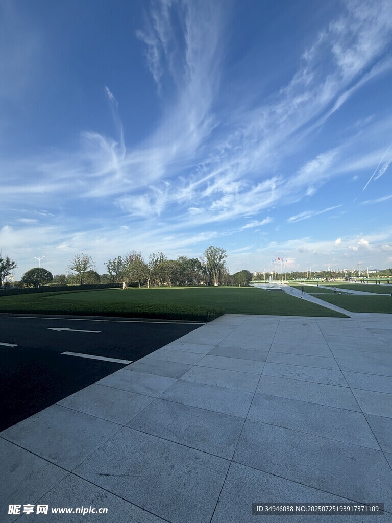 开阔路面上的蓝天美景