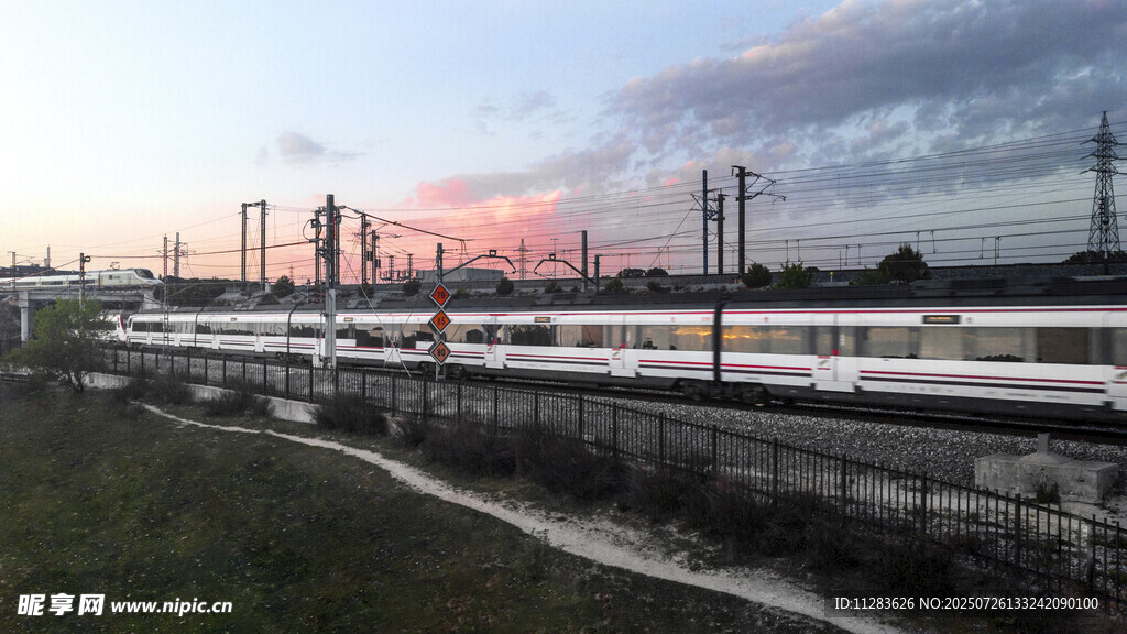 夕阳下的铁轨与列车景观