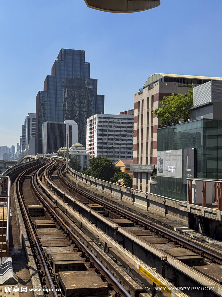 城市铁轨旁的现代建筑群