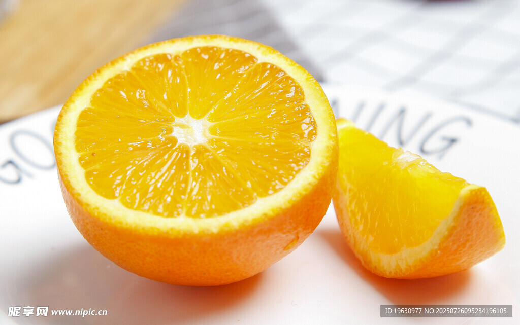 切开的新鲜橙子