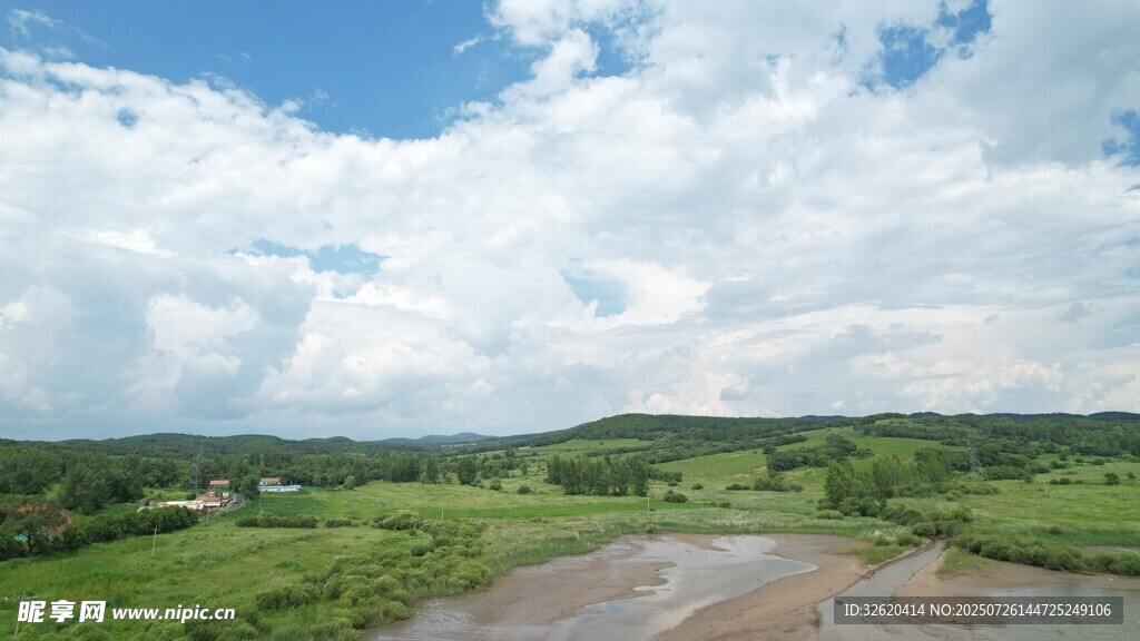 广袤绿野与蓝天白云美景