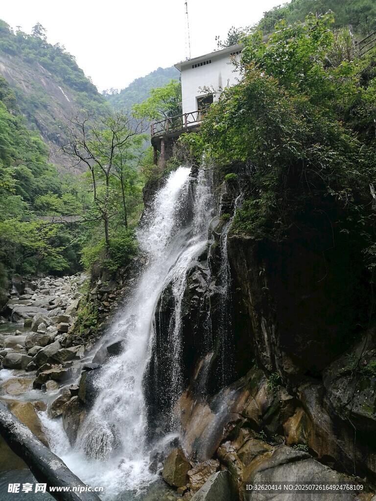 山间瀑布旁的小屋