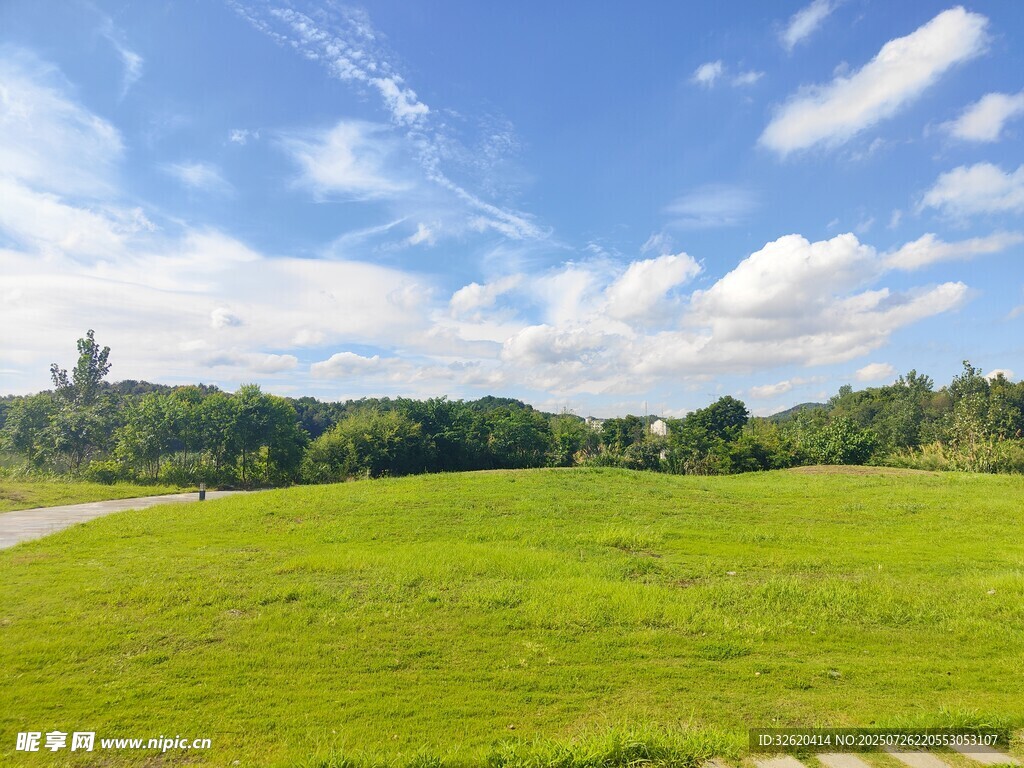 绿野蓝天的清新自然风景
