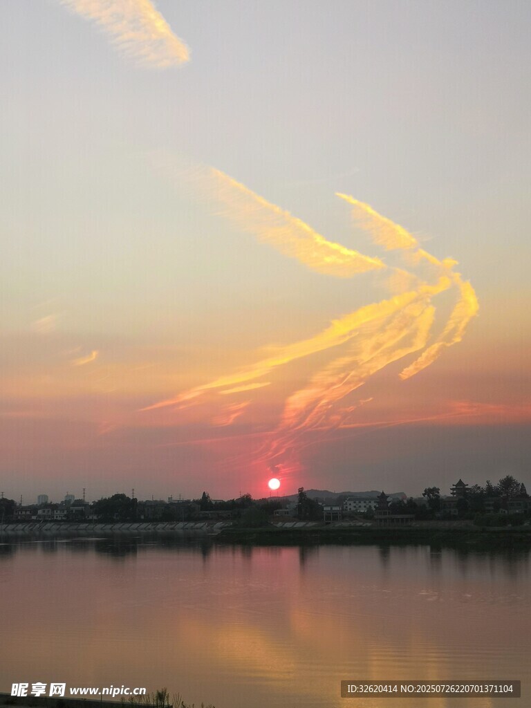 湖畔夕阳美景