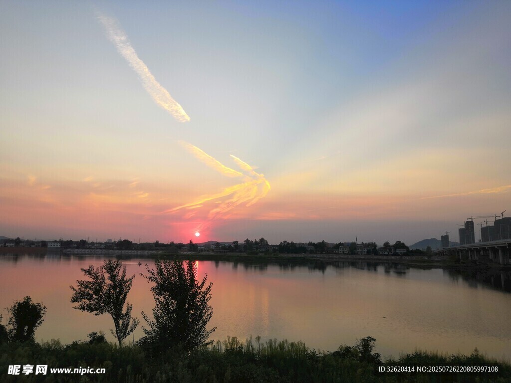 湖畔日落美景