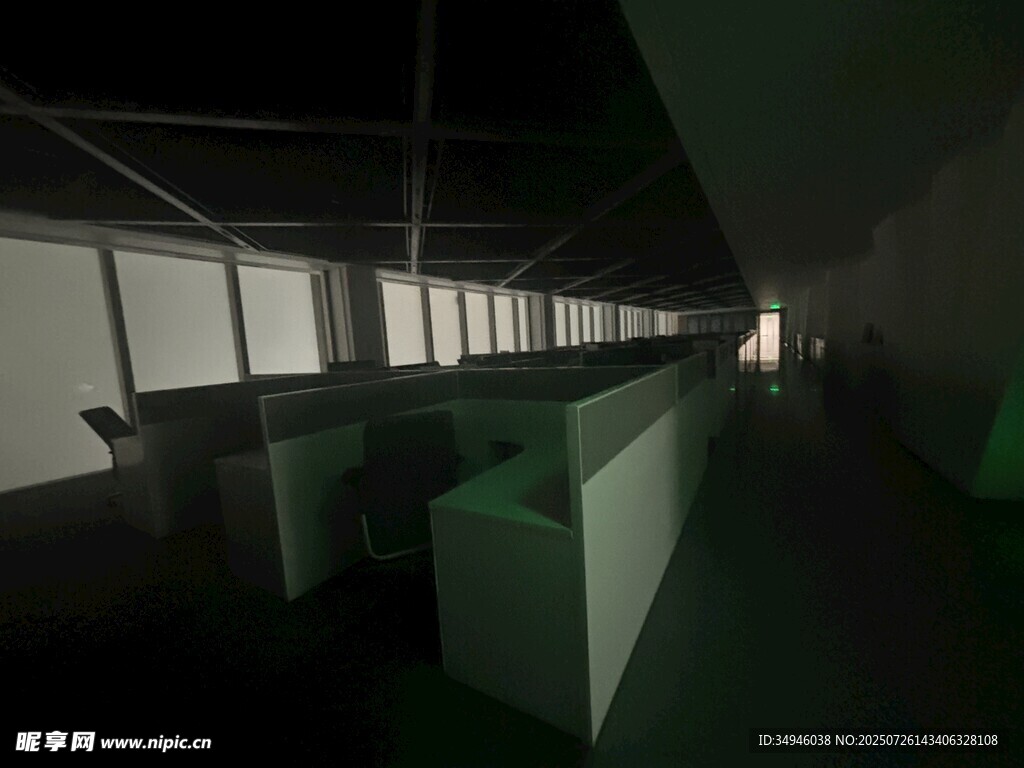 昏暗室内的长列柜台场景