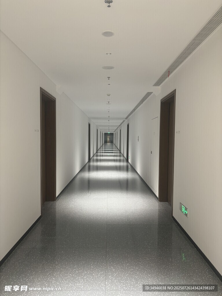 空旷整洁的办公走廊