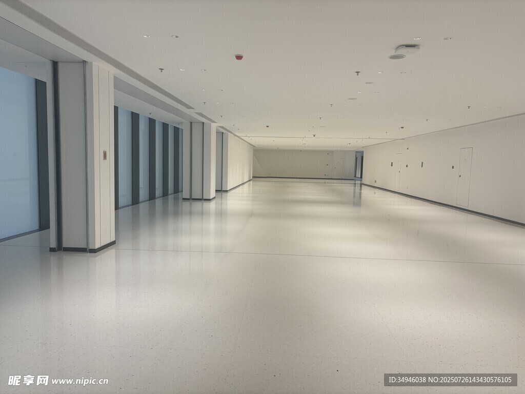 空旷现代风室内走廊空间
