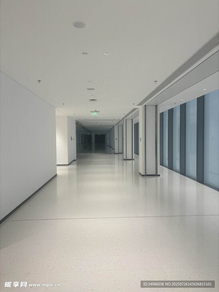 现代简约风格空旷走廊