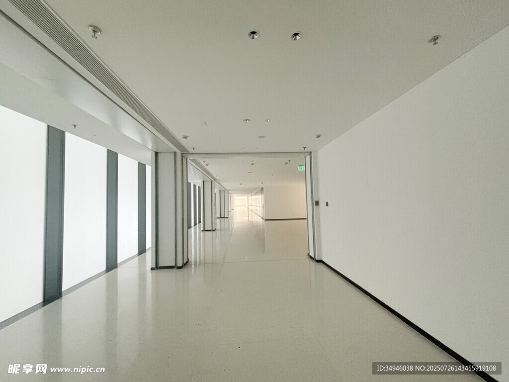 宽敞明亮的现代空旷走廊