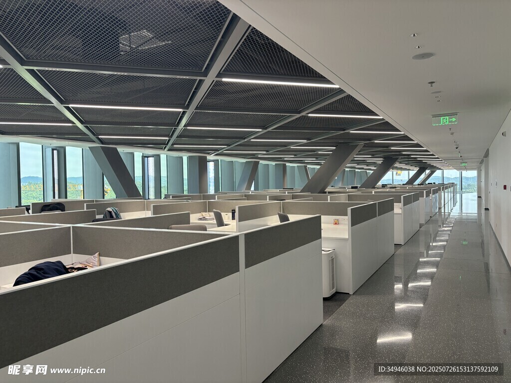 现代开放式办公空间场景