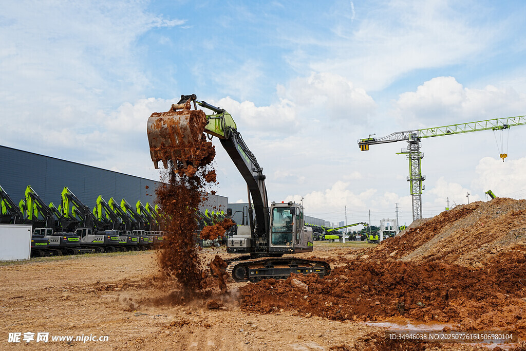 工地挖掘机作业场景
