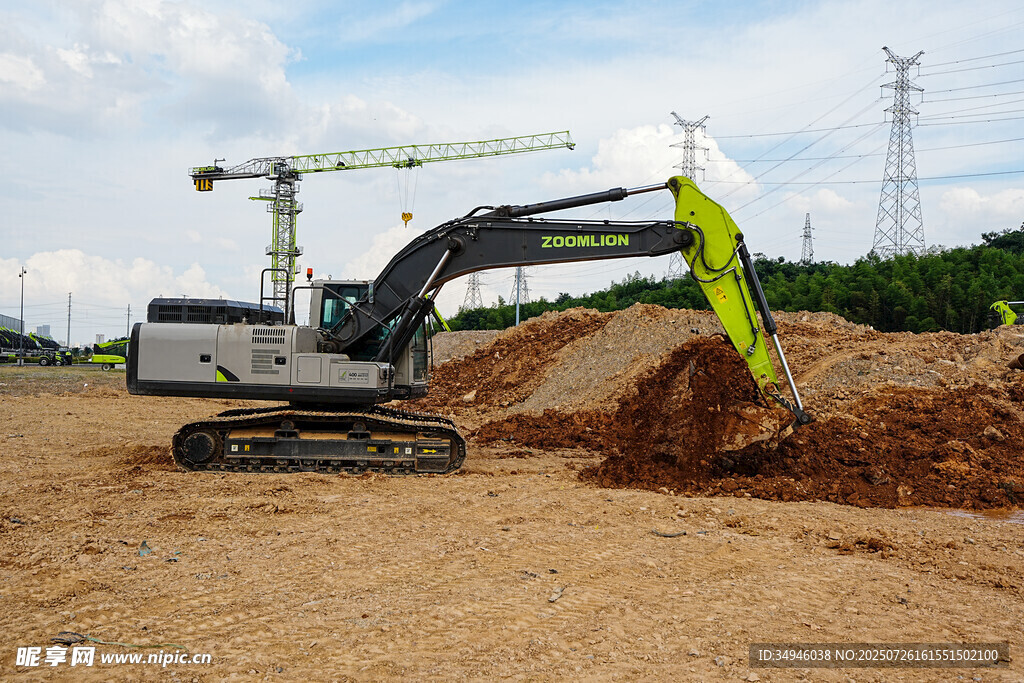 挖掘机于工地作业场景