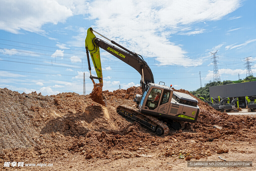 挖掘机作业于土堆现场