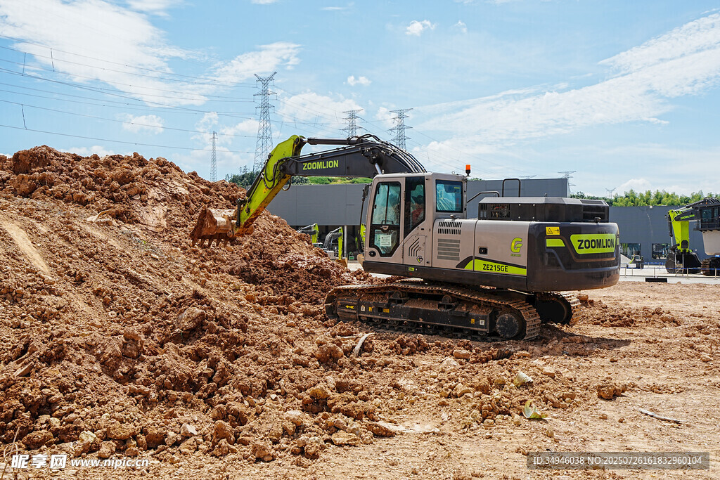 工地挖掘机作业场景