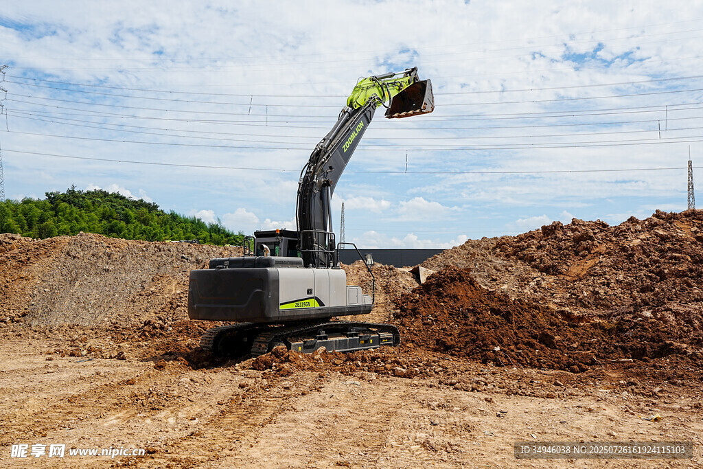 挖掘机于工地作业场景