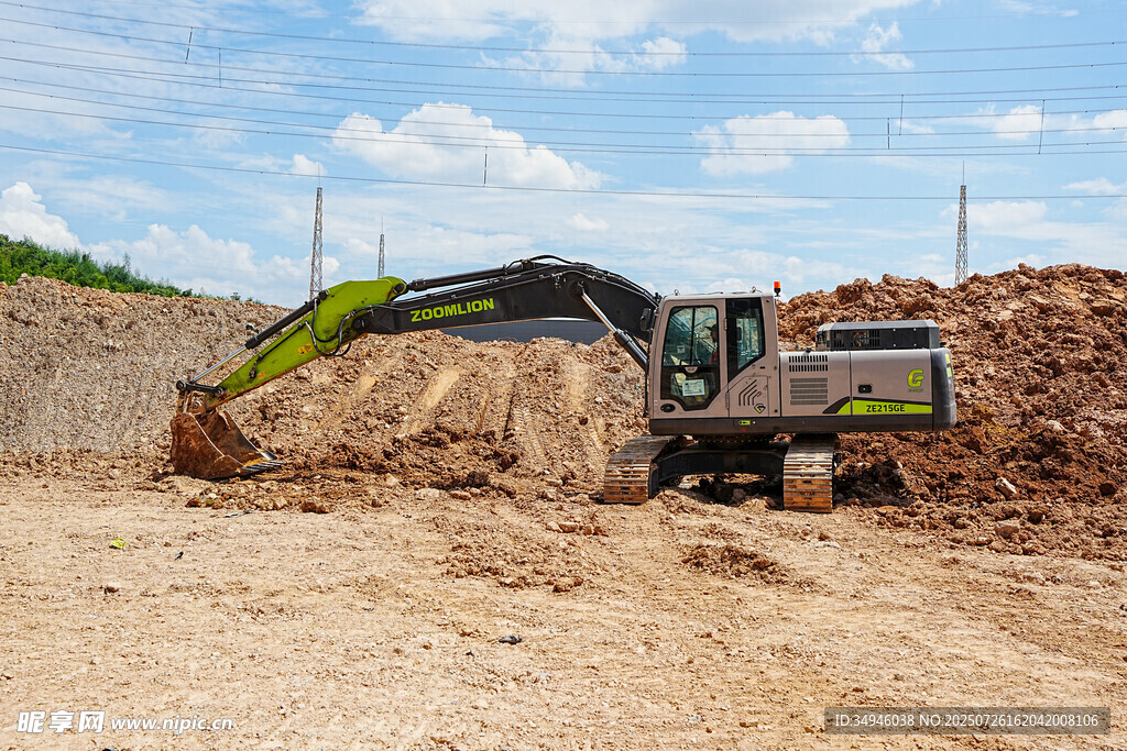 挖掘机在工地作业场景