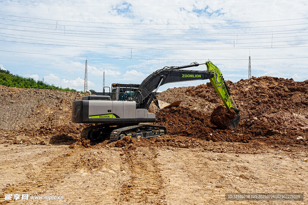 挖掘机在工地作业场景