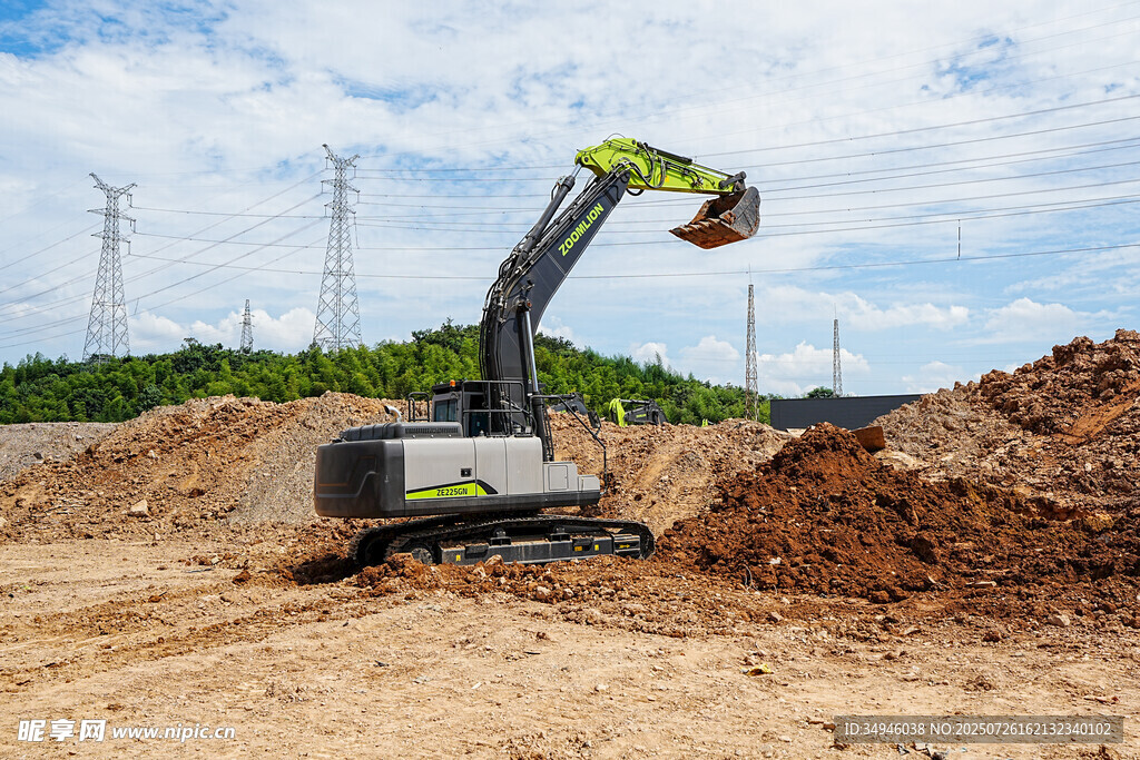 挖掘机在工地作业场景