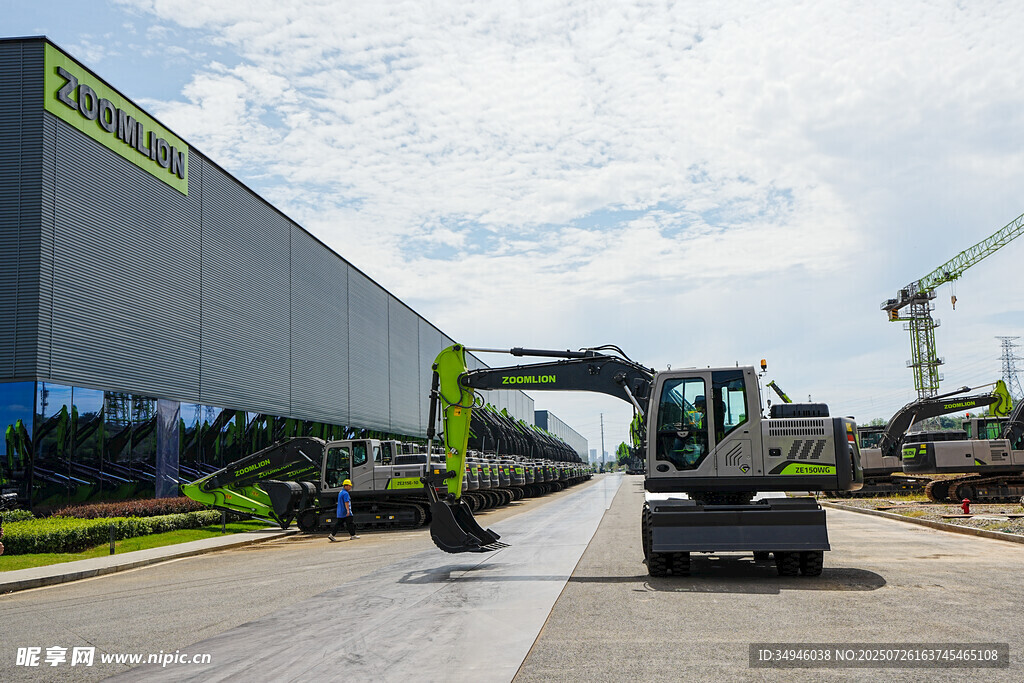 工厂外的工程机械车辆