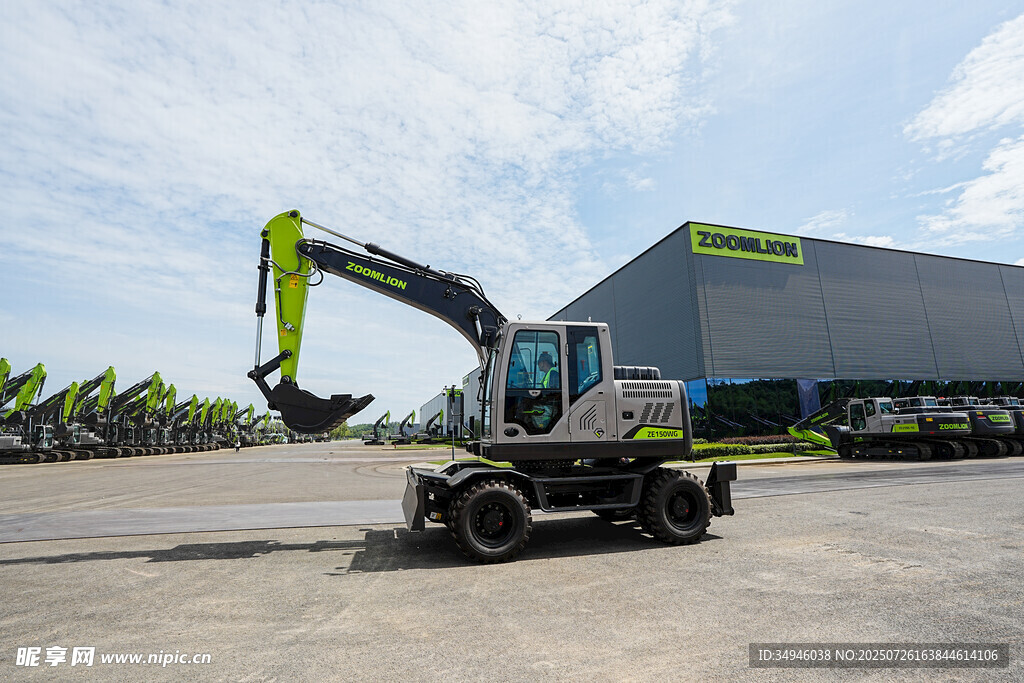 轮式挖掘机停在工厂外