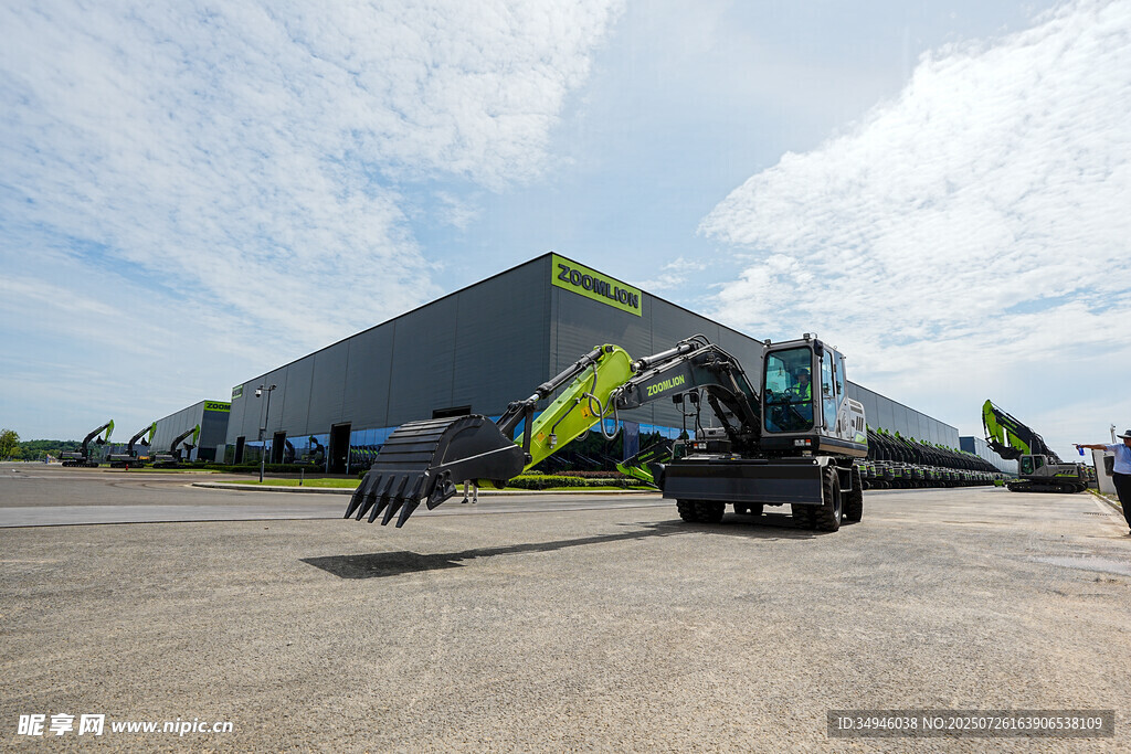 工厂外的工程机械场景