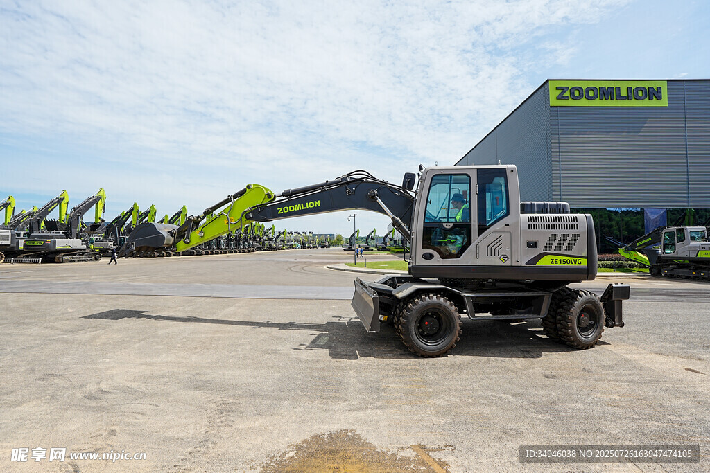 轮式挖掘机停于工厂外