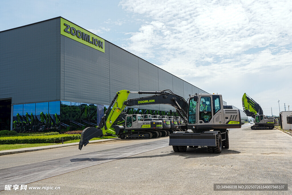 工厂外的挖掘机停放场景