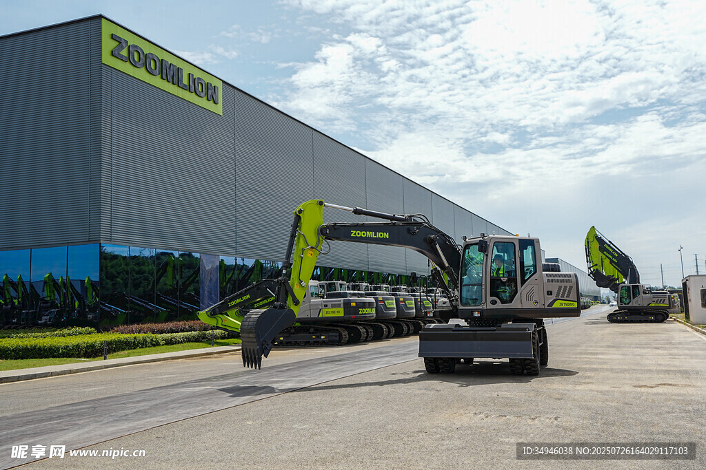 工地前的多台挖掘机