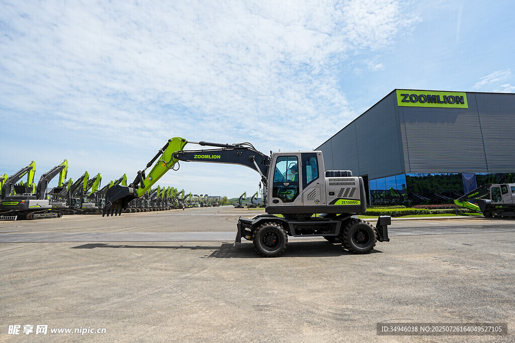 户外停放的挖掘机设备