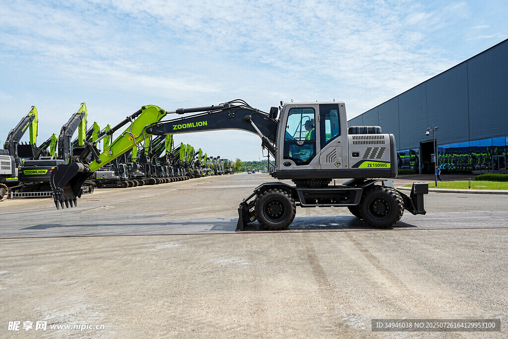 户外停放的履带式挖掘机