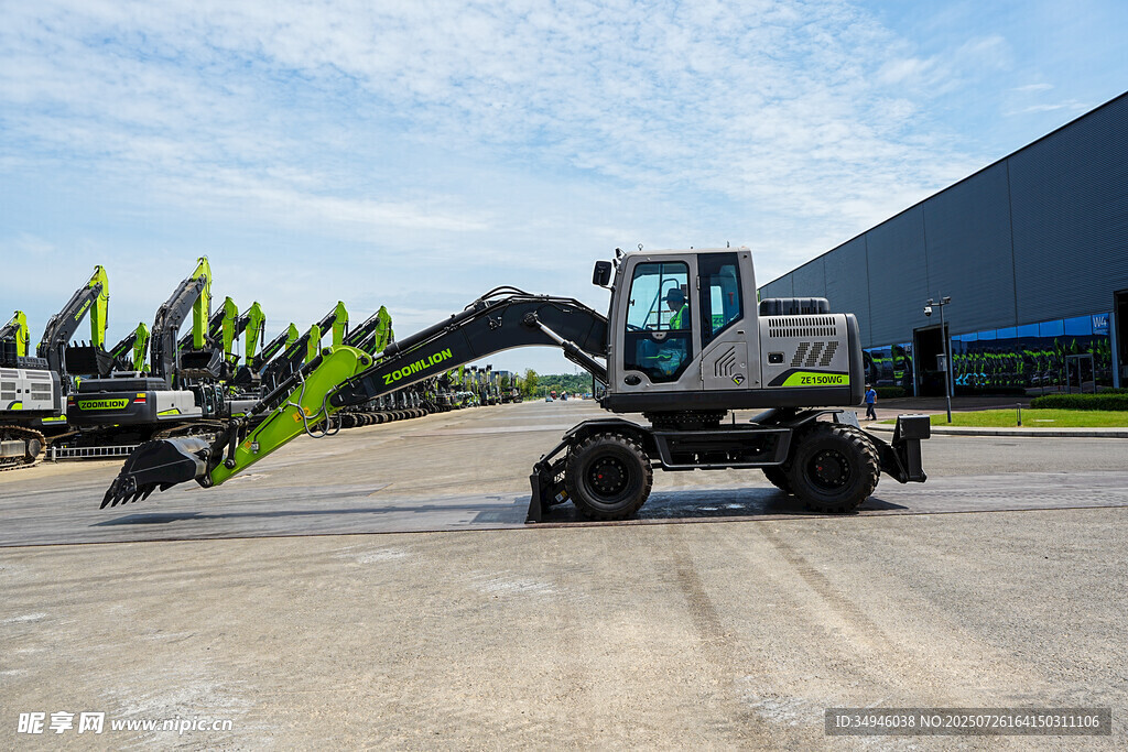 路面上的绿色挖掘机