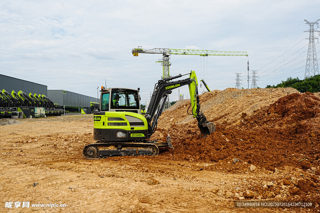 工地挖掘机作业场景