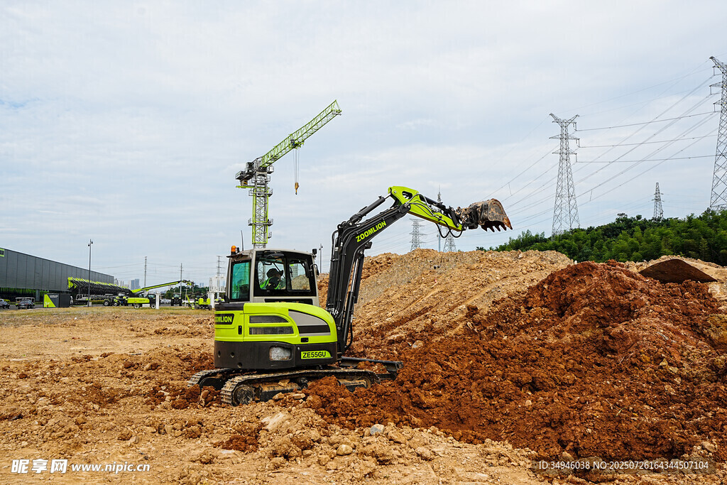 工地挖掘机作业场景