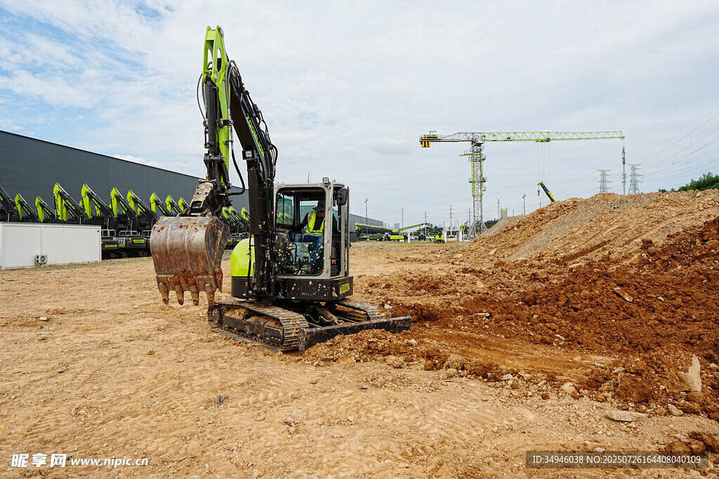 工地挖掘机作业场景