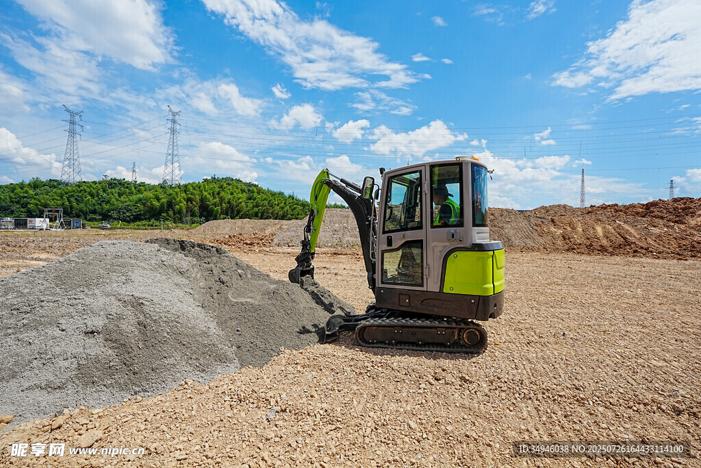 工地中的绿色挖掘机作业