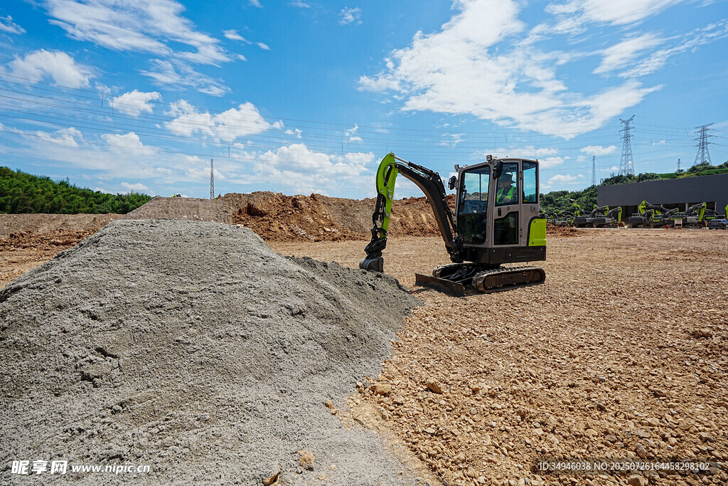 工地挖掘机与沙土作业场景