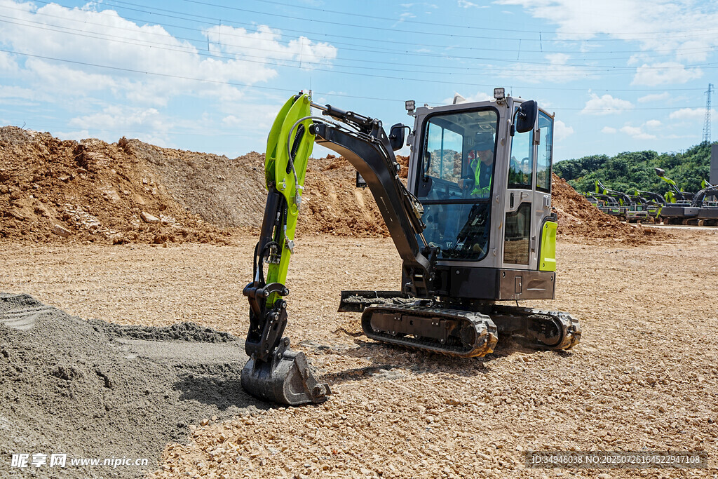 小型挖掘机作业场景