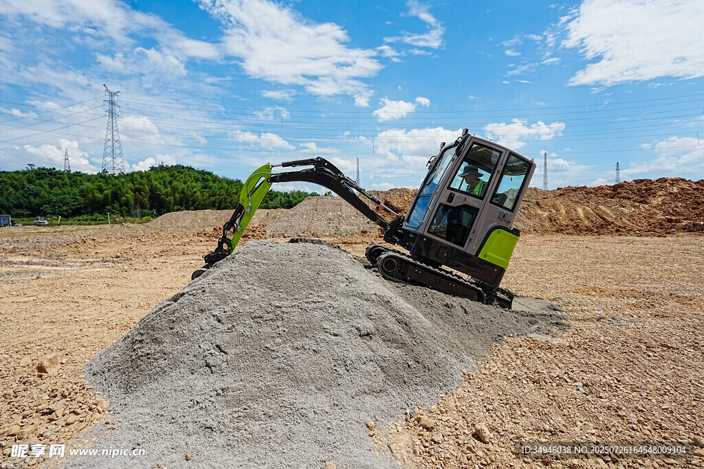 挖掘机作业于砂石堆旁