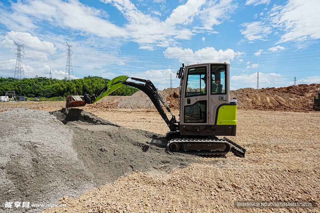 工地中的挖掘机作业场景