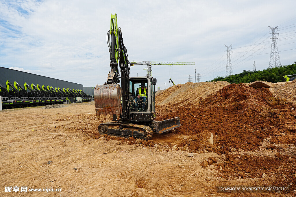 工地挖掘机作业场景