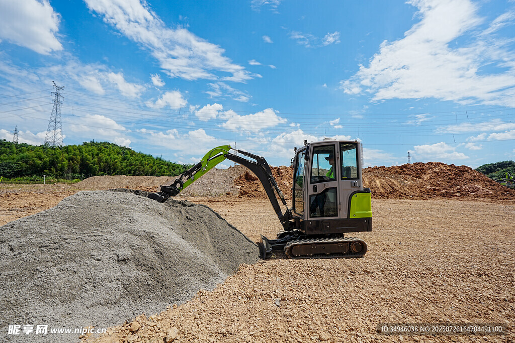 挖掘机作业于开阔场地